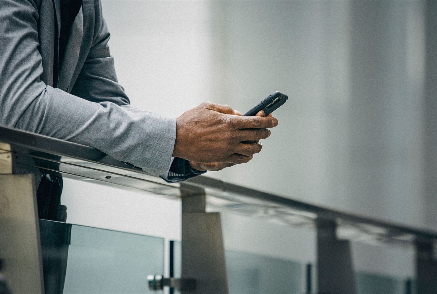 Person holding a phone with the Filtored app